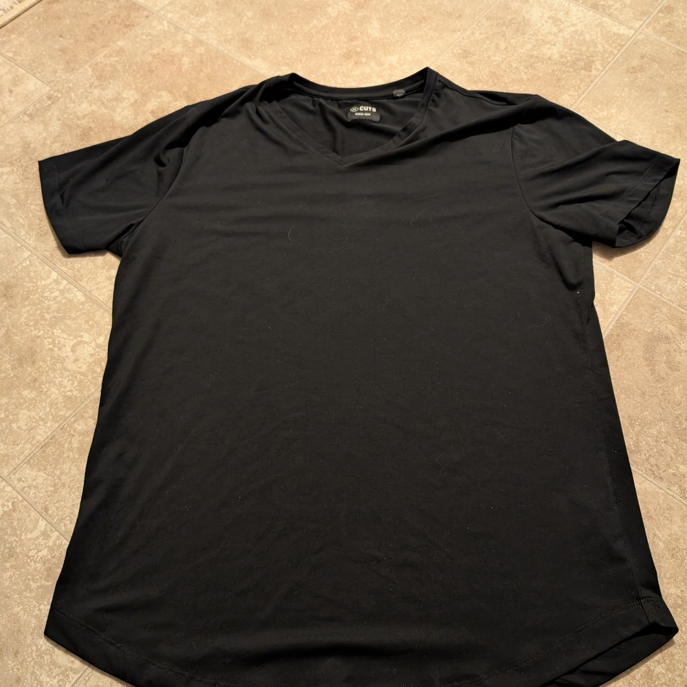 CUTS  XXl AO V-Neck Curve-Hem Tee Black